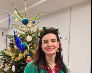 Cindy vor dem Weihnachtsbaum